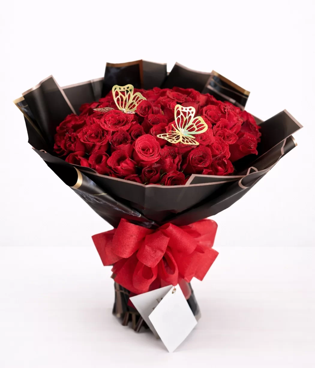 Bouquet de rosas rojas premium con envoltura elegante y detalles dorados. Regalo romántico ideal par