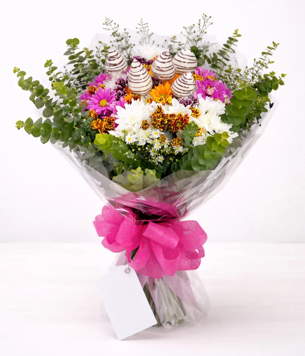 Bouquet de rosas rosadas y lila con globo decorativo, ideal como regalo romántico para cumpleaños, a