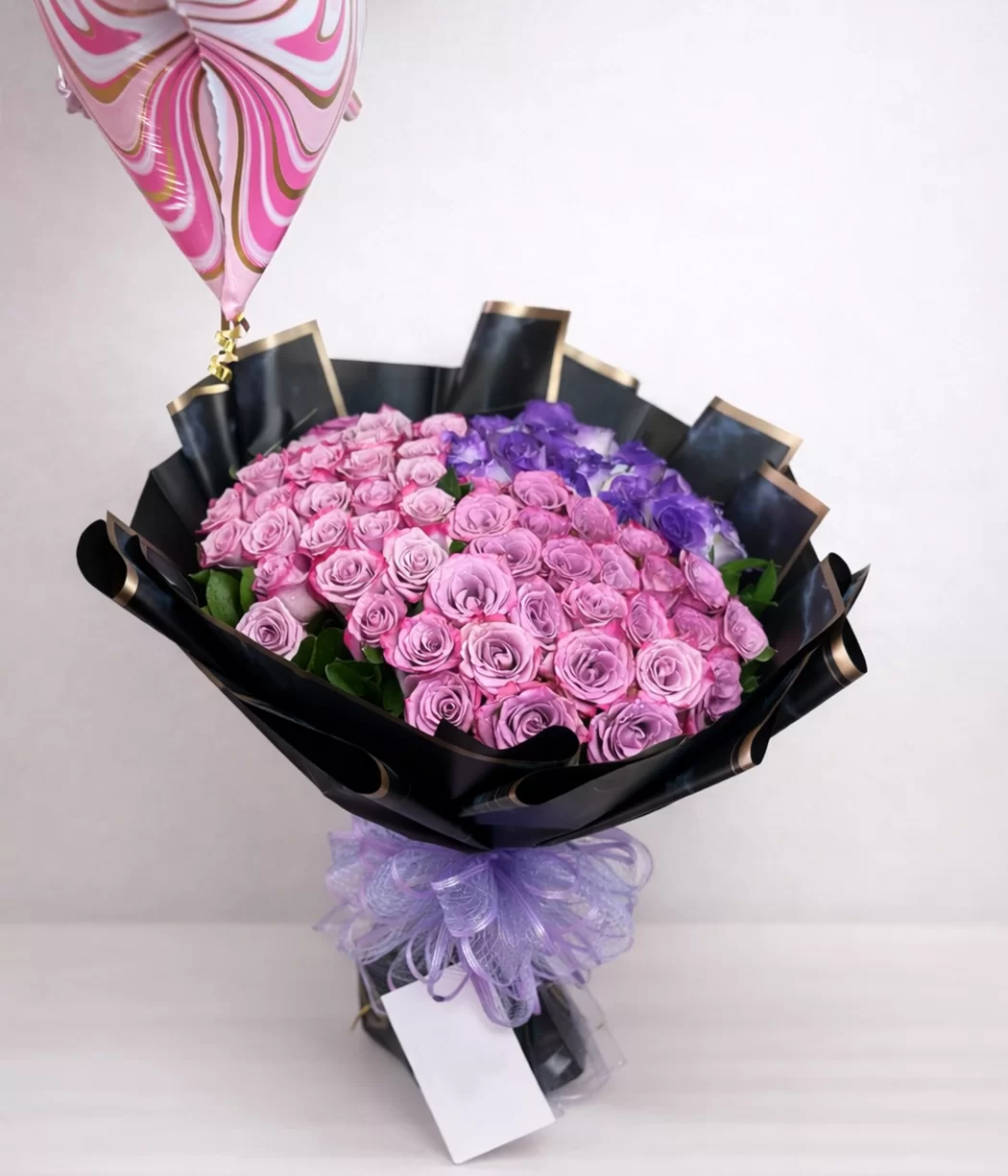 Bouquet de rosas rosadas y lila con globo decorativo, ideal para regalar en cumpleaños, aniversarios