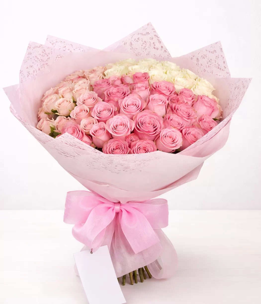 Bouquet de rosas rosadas y blancas premium con presentación elegante y lazo decorativo. Regalo flora