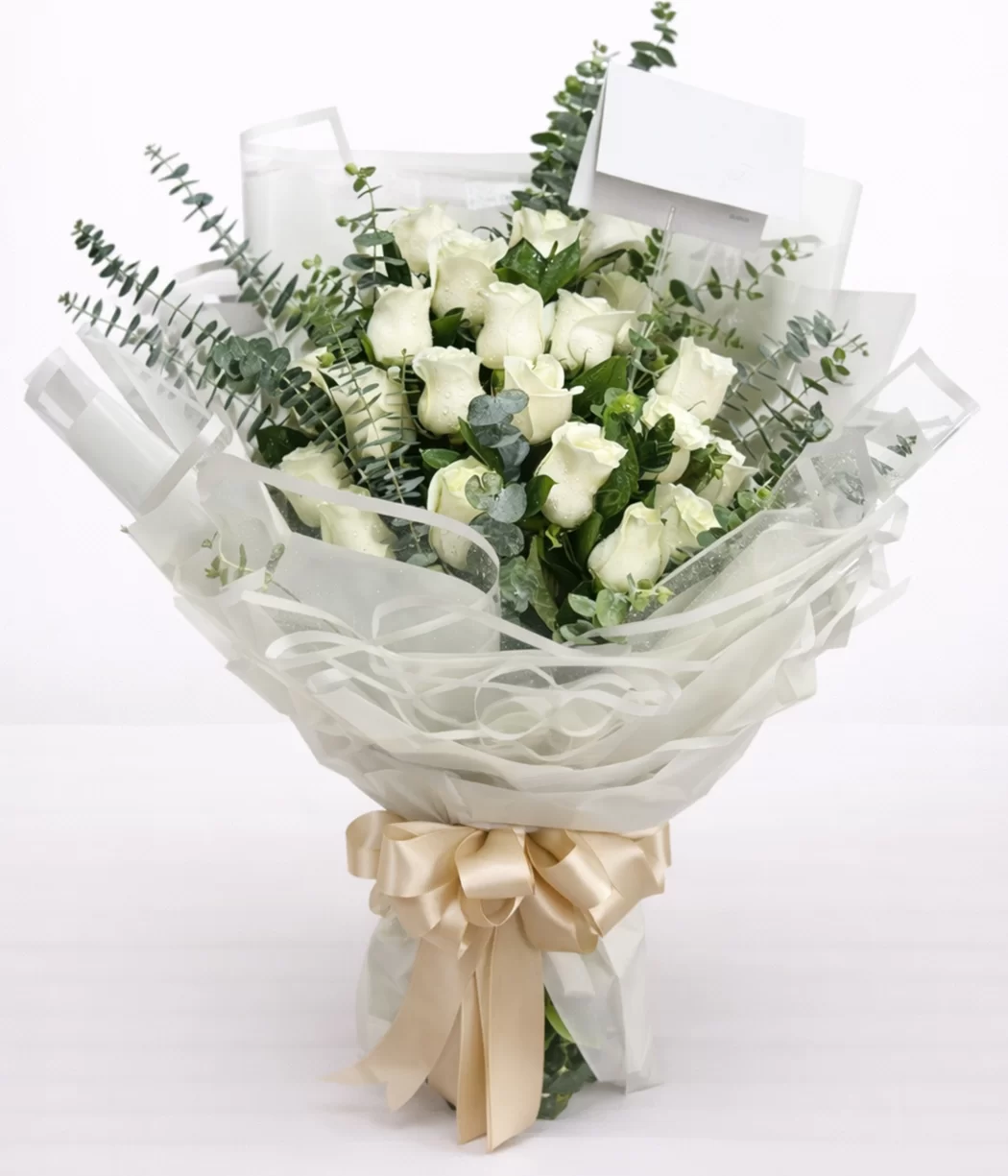 Bouquet de rosas blancas premium con presentación elegante y envoltura sofisticada. Regalo floral id