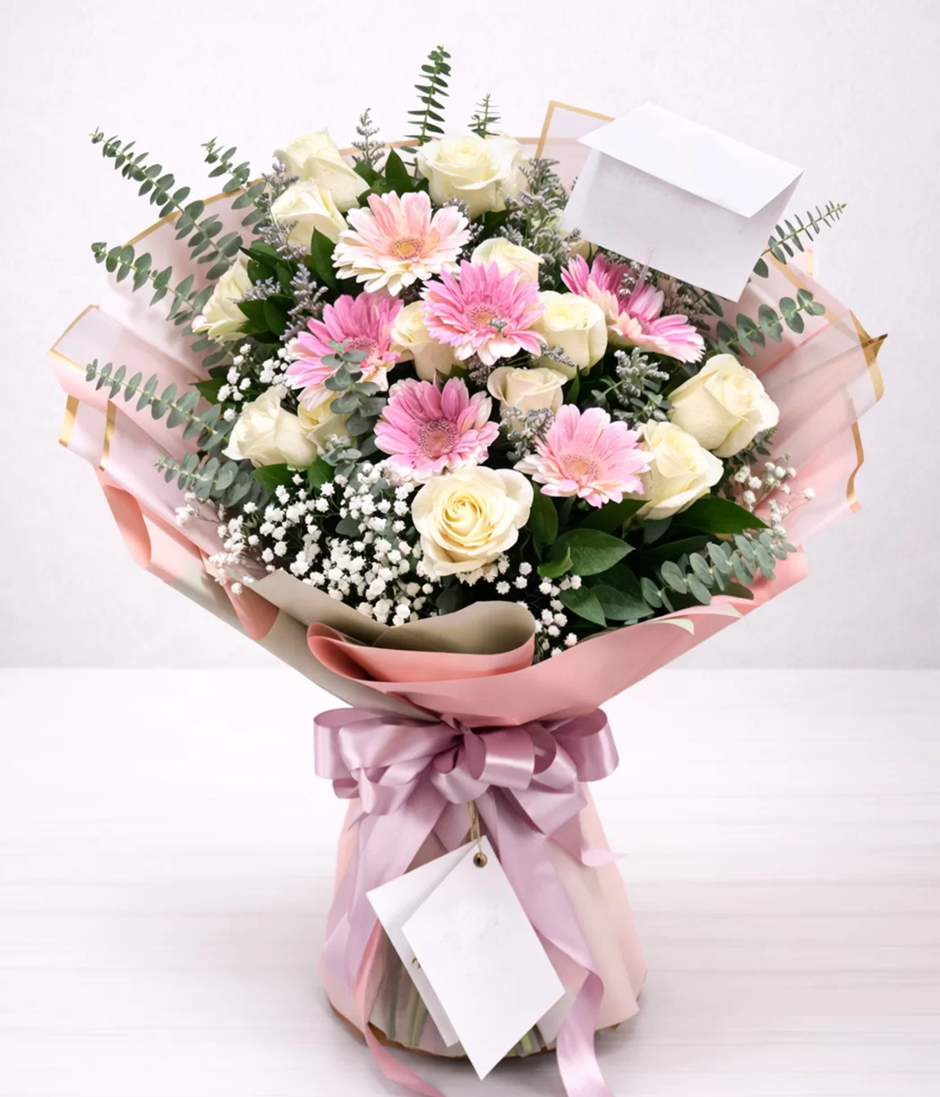 ramo de rosas blancas, gerberas rosadas, arreglo floral elegante, bouquet de flores delicado, flores
