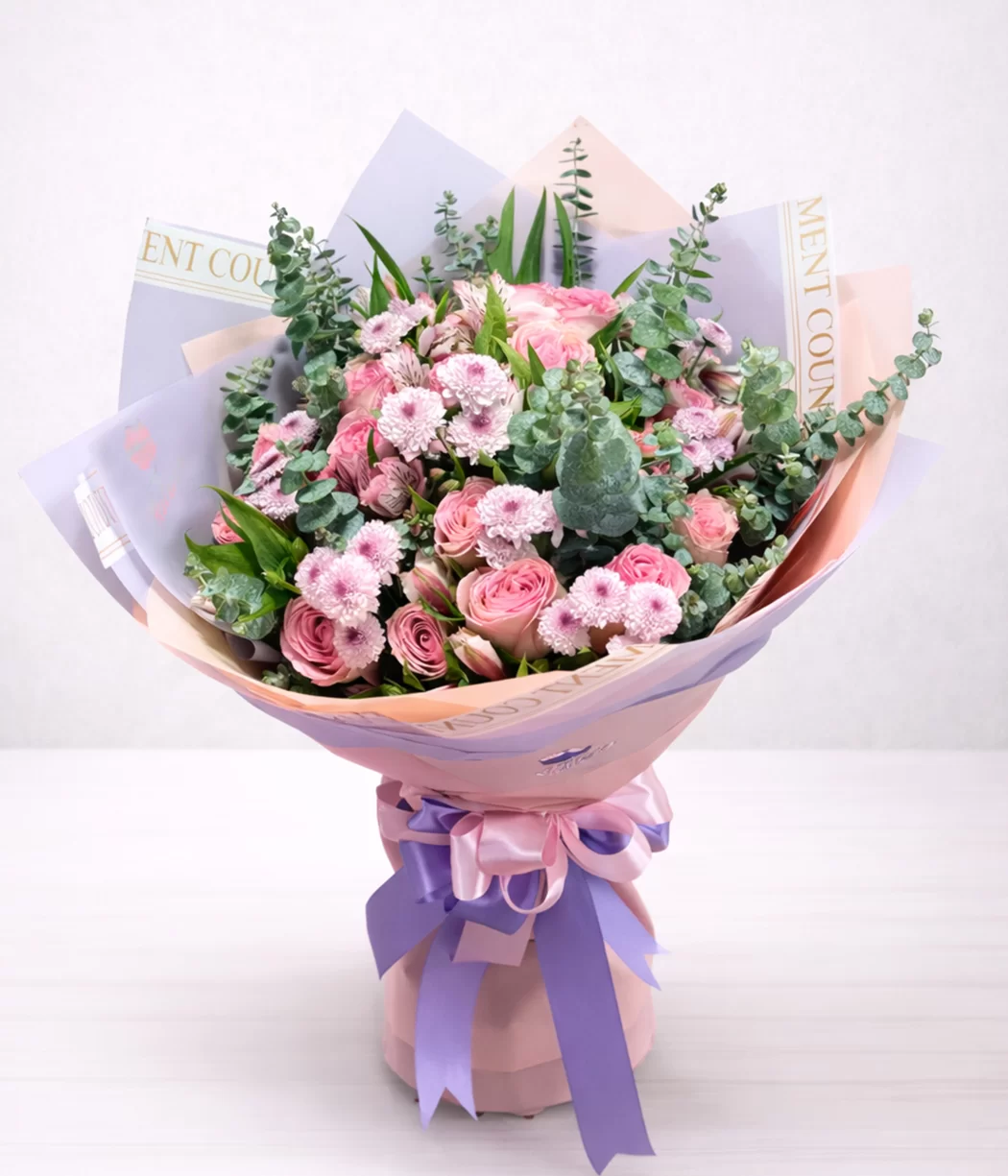 ramo de rosas rosadas, bouquet de flores elegantes, flores a domicilio, ramo de flores con eucalipto